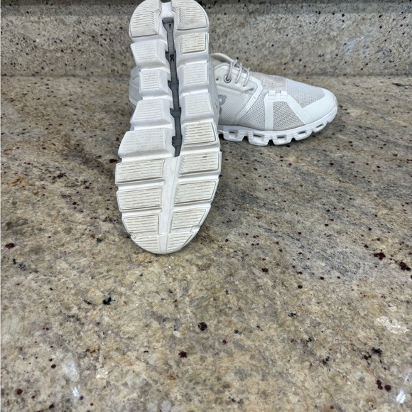 ON CLOUD-All white Cloud 5, Women’s 8/Men’s 6 - Picture 5 of 10